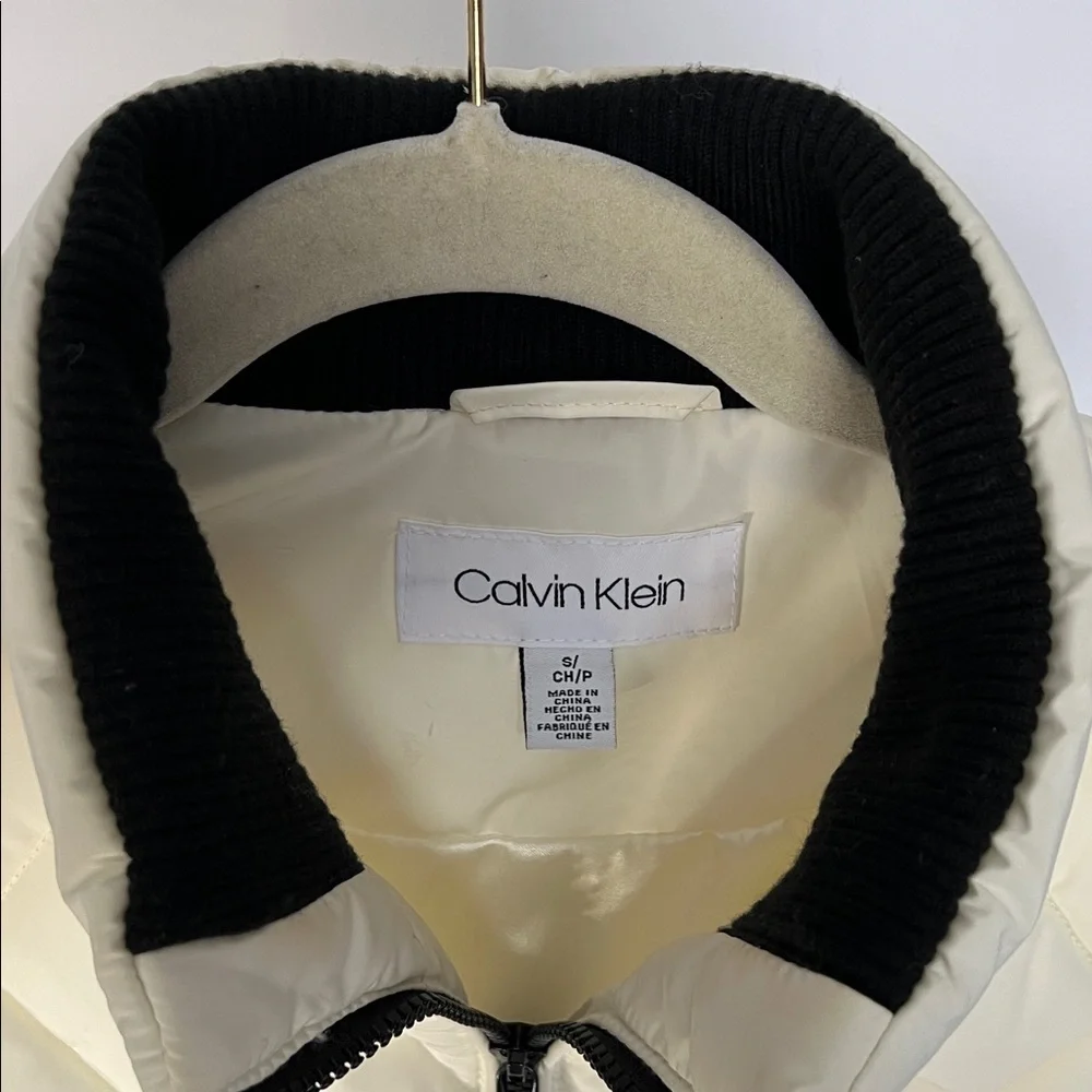 Cream and black quilted fitted vest by Calvin Klein with ribbed knit details sm - Picture 3 of 11